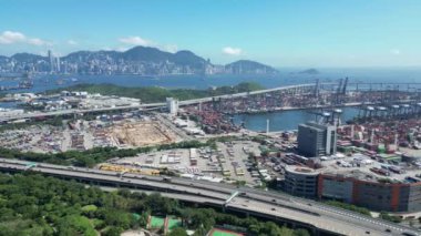 Hong Kong - 3 Ağustos 2024: Victoria Limanı Alacakaranlık Hong Kong şehir trafiği ve kargo terminali 