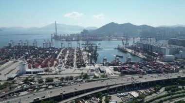 Hong Kong - 3 Ağustos 2024: Victoria Limanı Alacakaranlık Hong Kong şehir trafiği ve kargo terminali 
