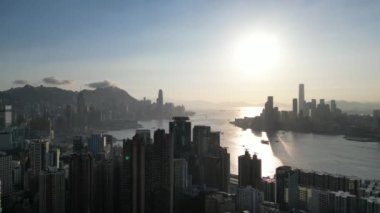 Hong Kong - 4 Ağustos 2024: Metropolis, Victoria Limanı, 