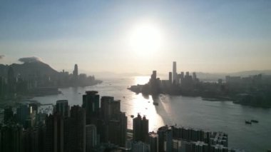 Hong Kong - 4 Ağustos 2024: Metropolis, Victoria Limanı, 