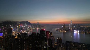 Hong Kong - 4 Ağustos 2024: Metropolis, Victoria Limanı, 