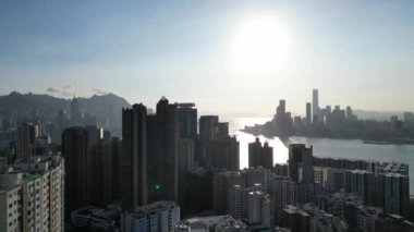Hong Kong - 4 Ağustos 2024 Kuzey Noktası, Victoria Limanı ile Ada Panoraması