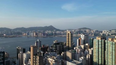 Hong Kong - 4 Ağustos 2024 Kuzey Noktası, Victoria Limanı ile Ada Panoraması