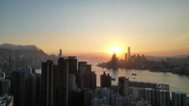Hong Kong - 4 Ağustos 2024 Kuzey Noktası, Victoria Limanı ile Ada Panoraması