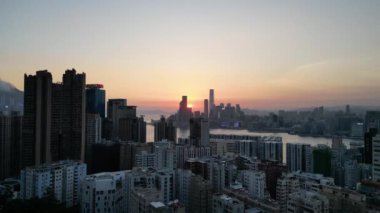 Hong Kong - 4 Ağustos 2024 Kuzey Noktası, Victoria Limanı ile Ada Panoraması