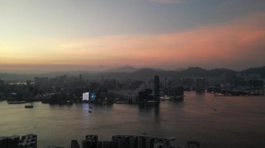 Hong Kong - 4 Ağustos 2024: Tsim Sha Tsui Victoria limanının silueti