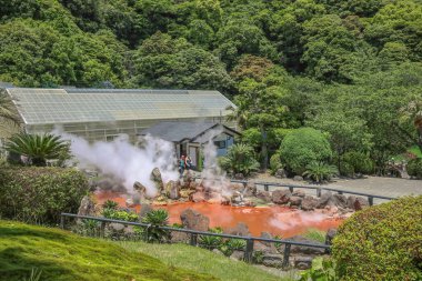 16 Mayıs 2024 Umi Jigoku, Japonya 'da Chinoike Jigoku