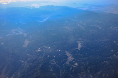 Pamuk bulutlu açık mavi gökyüzü, bir uçaktan panoramik manzara,