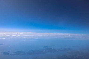 Pamuk bulutlu açık mavi gökyüzü, bir uçaktan panoramik manzara,