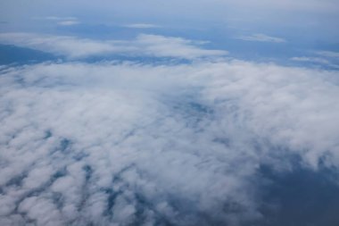 18 Mayıs 2024 şehir manzarası. Şehir silueti üzerinde bir uçak. Seyahat ve hava taşımacılığı kavramı.