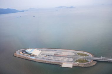 18 Mayıs 2024 şehir manzarası. Şehir silueti üzerinde bir uçak. Seyahat ve hava taşımacılığı kavramı.