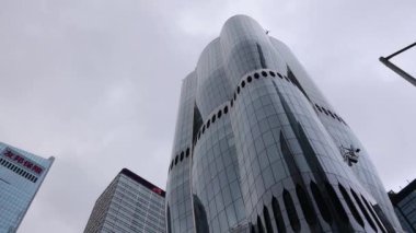 Hong Kong - 18 Ağustos 2024: İş bölgesinde bir binanın cephesi