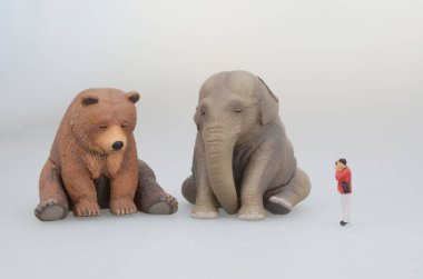 Gri Plastik Oyuncak Fil ve Ayı figürü