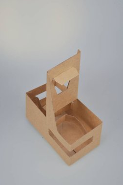 Kağıt kaplı gerçekçi karton kutu ve arka planda bir etiket