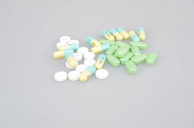 haplar ve kapsüller beyaz üzerinde