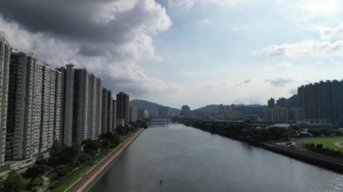 Hong Kong - 1 Eylül 2024: Shing Mun Nehri üzerindeki gökdelenler ve köprüler