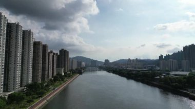 Hong Kong - 1 Eylül 2024: Shing Mun Nehri üzerindeki gökdelenler ve köprüler