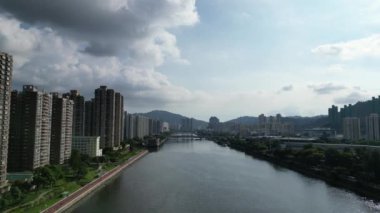 Hong Kong - 1 Eylül 2024: Shing Mun Nehri üzerindeki gökdelenler ve köprüler
