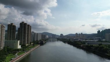 Hong Kong - 1 Eylül 2024: Shing Mun Nehri üzerindeki gökdelenler ve köprüler