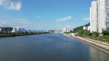 Hong Kong - 1 Eylül 2024: Shing Mun Nehri üzerindeki gökdelenler ve köprüler