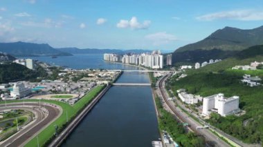 Hong Kong - 1 Eylül 2024: Shing Mun Nehri üzerindeki gökdelenler ve köprüler