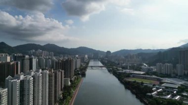 Hong Kong - 1 Eylül 2024: Shing Mun Nehri üzerindeki gökdelenler ve köprüler