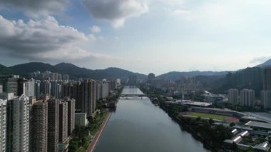 Hong Kong - 1 Eylül 2024: Shing Mun Nehri üzerindeki gökdelenler ve köprüler