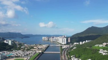 Hong Kong - 1 Eylül 2024: Shing Mun Nehri üzerindeki gökdelenler ve köprüler
