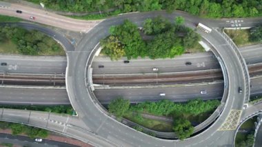 Hong Kong - 1 Eylül 2024: Tai Chung Kiu Yolu, Hayati bir Arter