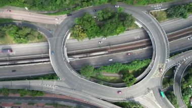 Hong Kong - 1 Eylül 2024: Tai Chung Kiu Yolu, Hayati bir Arter