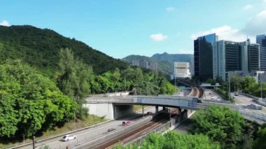 Hong Kong - 1 Eylül 2024: Tai Chung Kiu Yolu, Hayati bir Arter