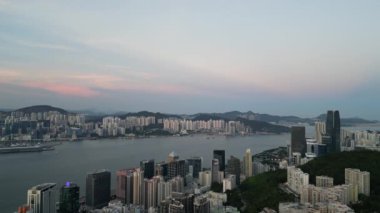 Hong Kong - 1 Eylül 2024: Hong Kong ve Victoria Limanı ile Kowloon Yarımadası 