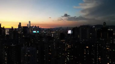 Hong Kong - 1 Eylül 2024: Kuzey Noktası, Hong Kong Adası 'nda gün batımında trafik