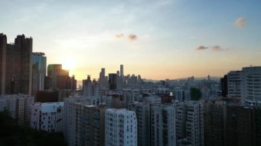 Hong Kong - 1 Eylül 2024: Kuzey Noktası, Hong Kong Adası 'nda gün batımında trafik