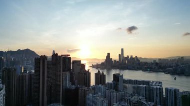 Hong Kong - 1 Eylül 2024: Kuzey Noktası, Hong Kong Adası 'nda gün batımında trafik