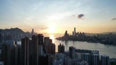 Hong Kong - 1 Eylül 2024: Kuzey Noktası, Hong Kong Adası 'nda gün batımında trafik