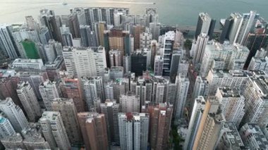 Hong Kong - 1 Eylül 2024: Kuzey Noktası, Hong Kong Adası 'nda gün batımında trafik