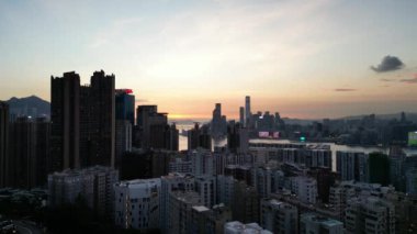 Hong Kong - 1 Eylül 2024: Kuzey Noktası, Hong Kong Adası 'nda gün batımında trafik