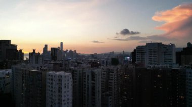 Hong Kong - 1 Eylül 2024: Kuzey Noktası, Hong Kong Adası 'nda gün batımında trafik