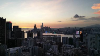 Hong Kong - 1 Eylül 2024: Kuzey Noktası, Hong Kong Adası 'nda gün batımında trafik