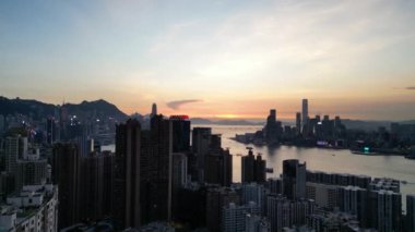 Hong Kong - 1 Eylül 2024: Kuzey Noktası, Hong Kong Adası 'nda gün batımında trafik