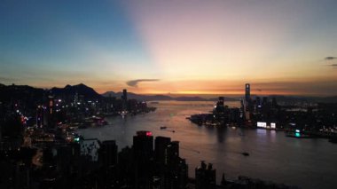 Hong Kong - 1 Eylül 2024: Victoria Limanı ile HK Adası Panoraması