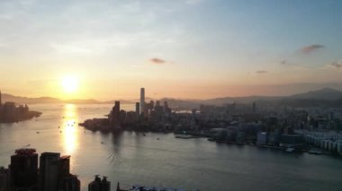 Hong Kong - 1 Eylül 2024: Victoria Limanı ile HK Adası Panoraması