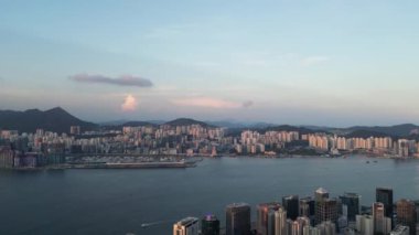 Hong Kong - 1 Eylül 2024: Victoria Limanı ile HK ve Kowloon yarımadası 