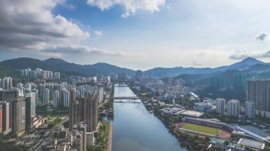 Shing Mun Nehri üzerinde bir gökdelen ve köprü, Hong Kong Eylül 12024