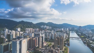 Shing Mun Nehri üzerinde bir gökdelen ve köprü, Hong Kong Eylül 12024