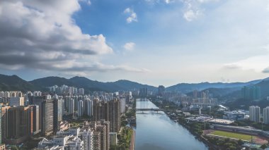 Shing Mun Nehri üzerinde bir gökdelen ve köprü, Hong Kong Eylül 12024