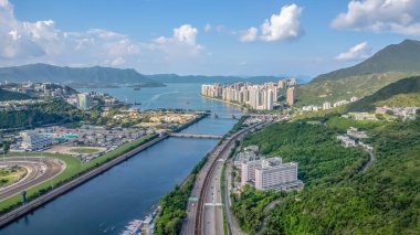 Shing Mun Nehri üzerinde bir gökdelen ve köprü, Hong Kong Eylül 12024