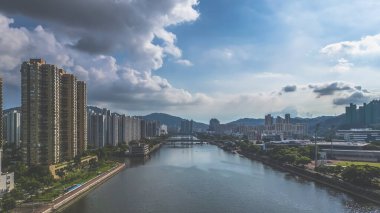 Shing Mun Nehri üzerinde bir gökdelen ve köprü, Hong Kong Eylül 12024