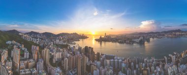 Hong Kong 'da Victoria Limanı ile bir panorama. Eylül 12024.